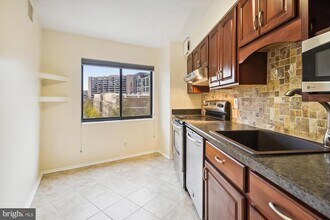 1600 N Oak St in Arlington, VA - Building Photo - Building Photo