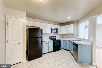 9225 Cardinal Forest Ln in Lorton, VA - Building Photo - Building Photo