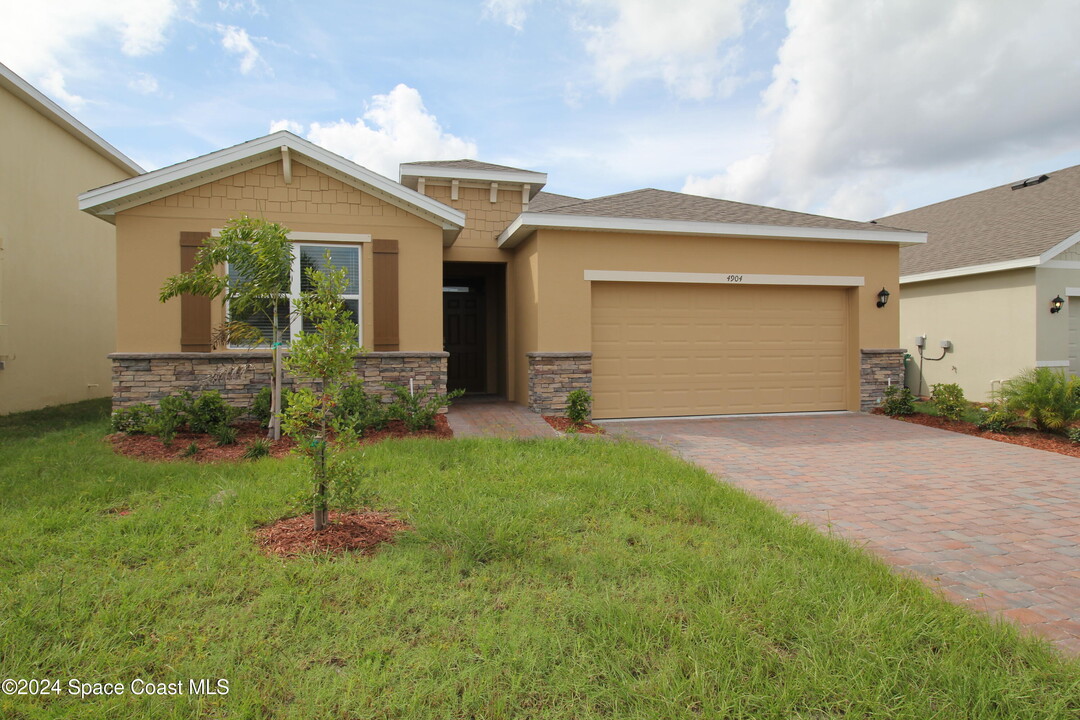 4904 Amasa Cir in West Melbourne, FL - Building Photo