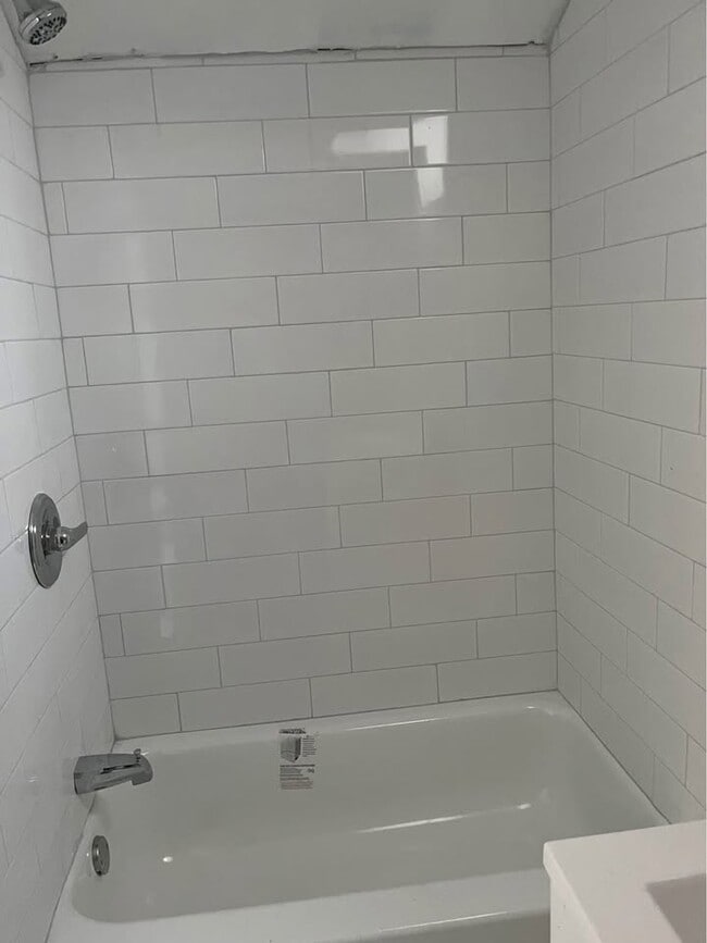 21 Prince Ave, Unit 3 in Lowell, MA - Building Photo - Building Photo