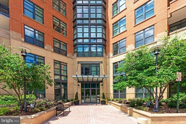 1830 Fountain Dr, Unit 401 in Reston, VA - Foto de edificio - Building Photo