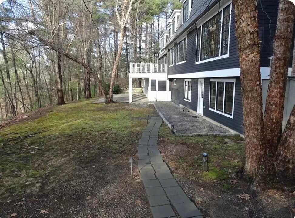 40 Possum Rd in Weston, MA - Building Photo