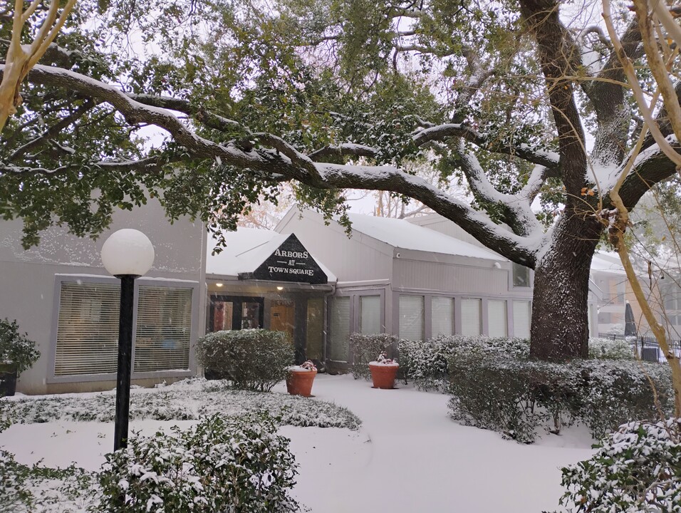 Arbors at Town Square in Pasadena, TX - Building Photo