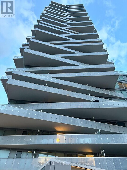 15-715 Queens Quay W in Toronto, ON - Building Photo