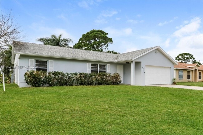 1274 SW Byron St in Port St. Lucie, FL - Foto de edificio - Building Photo