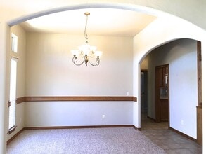 813 W Windmill Ct in Mustang, OK - Building Photo - Building Photo