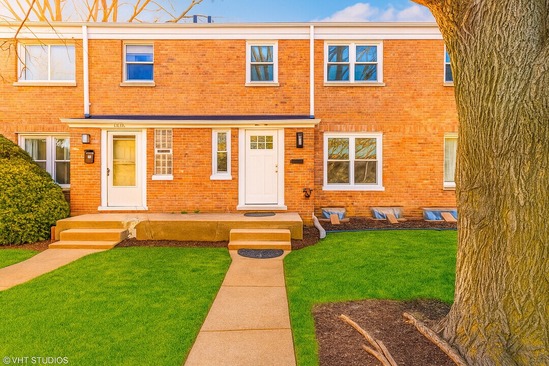 1312 E Northwest Hwy in Arlington Heights, IL - Foto de edificio