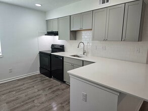 Oakleigh Village Apartments in Mobile, AL - Building Photo - Building Photo