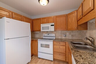 3022 S Wheeling Way, Unit Heather Gardens in Aurora, CO - Building Photo - Building Photo