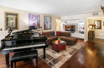 1134 Alta Loma Rd, Unit 106 in West Hollywood, CA - Building Photo - Building Photo