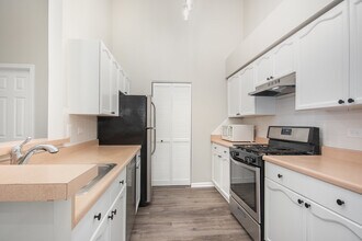 734 N Gary Ave, Unit 210 in Carol Stream, IL - Building Photo - Building Photo