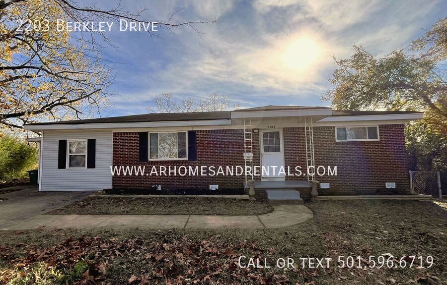 2203 N Berkley Dr in North Little Rock, AR - Foto de edificio