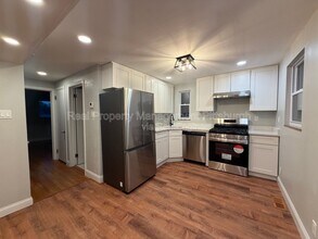 1053 Edward Dr in Pittsburgh, PA - Building Photo - Building Photo