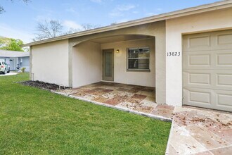 13823 Pathfinder Dr in Tampa, FL - Building Photo - Building Photo