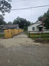905 San Jacinto St in Highlands, TX - Building Photo - Building Photo