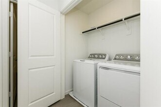 2721 Ctr Crk Ln in Fort Worth, TX - Building Photo - Building Photo