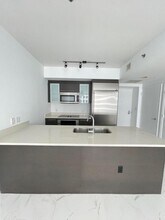 500 Brickell Ave, Unit 2506 in Miami, FL - Building Photo - Building Photo