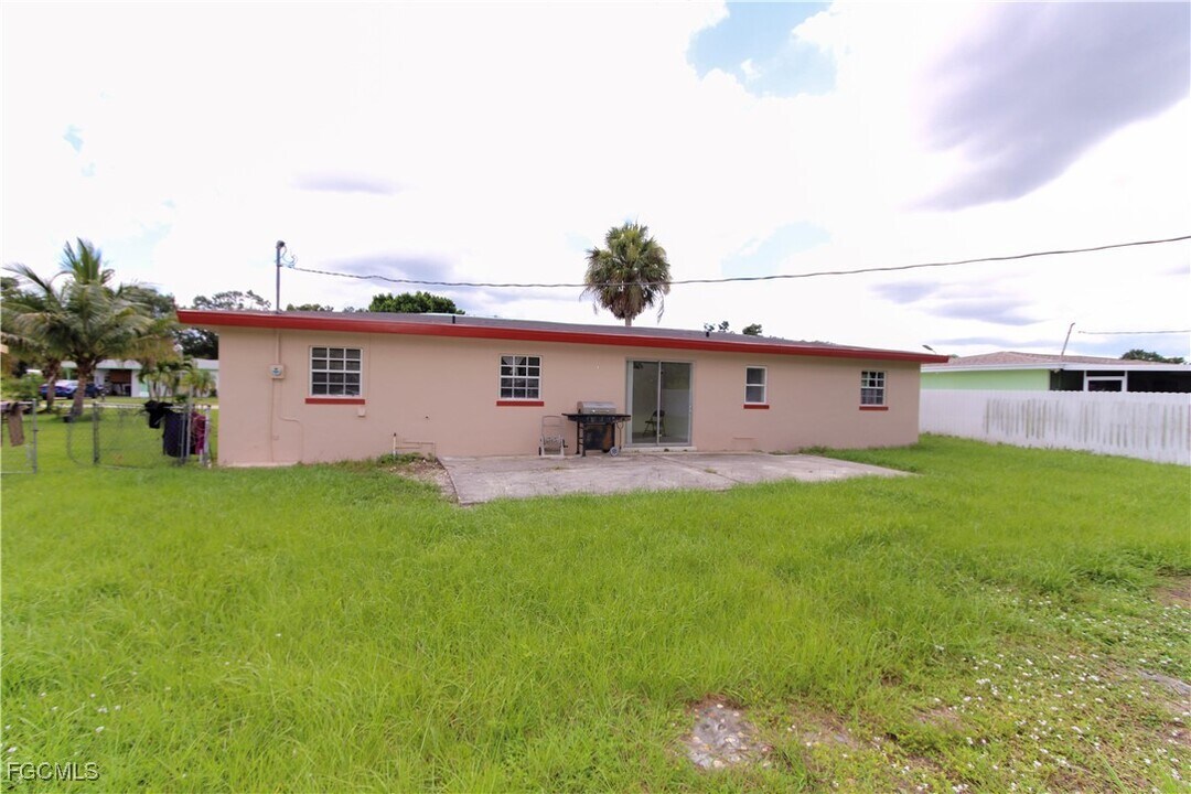 382 Ottumwa Ave in Ft. Myers, FL - Building Photo