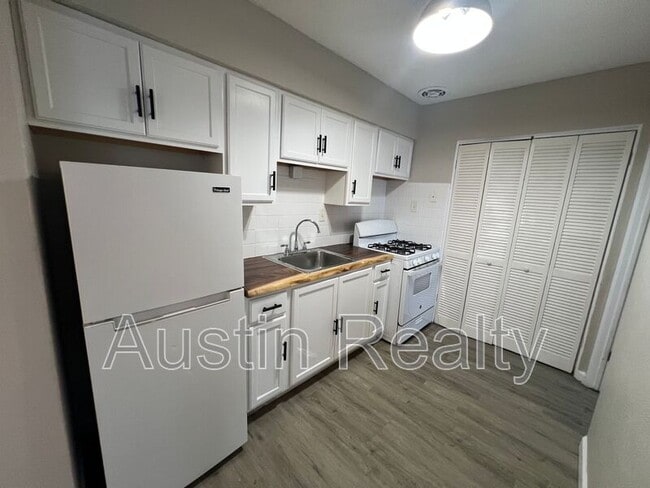 property at 8037 Gravois Rd