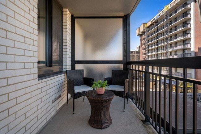 60 Longwood Ave, Unit 806 in Brookline, MA - Foto de edificio - Building Photo