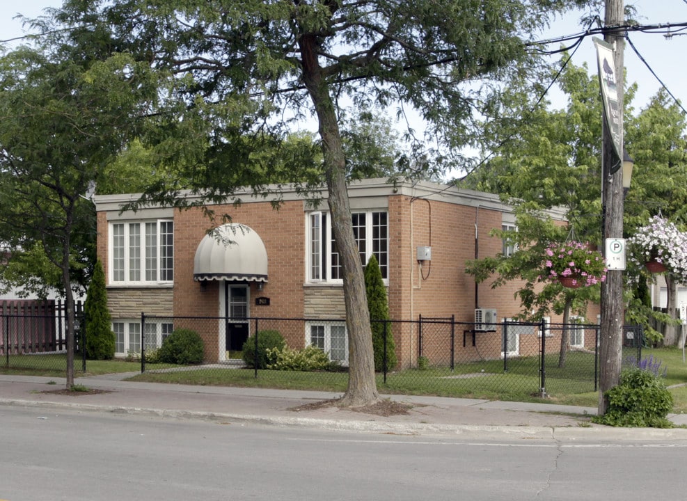 948 Lake Dr E in Georgina, ON - Building Photo