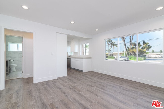 1310 W Valencia Dr in Fullerton, CA - Foto de edificio - Building Photo