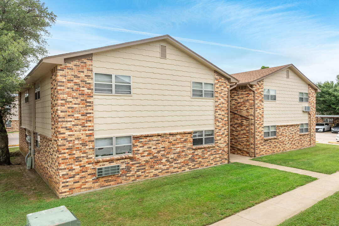 Crossland Square in Lawton, OK - Building Photo