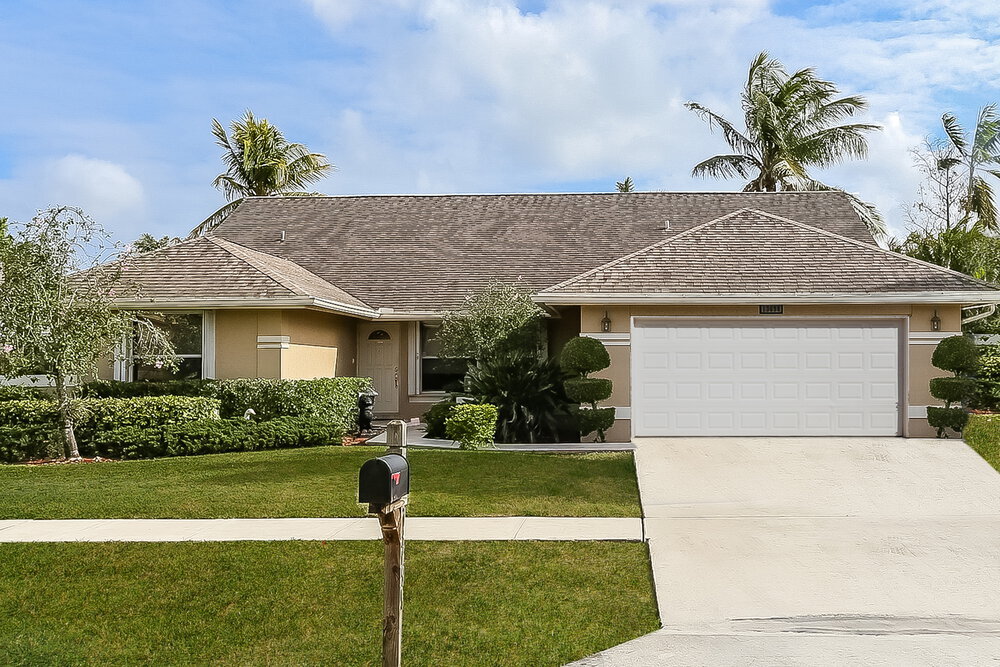 13698 Staimford Dr in Wellington, FL - Building Photo