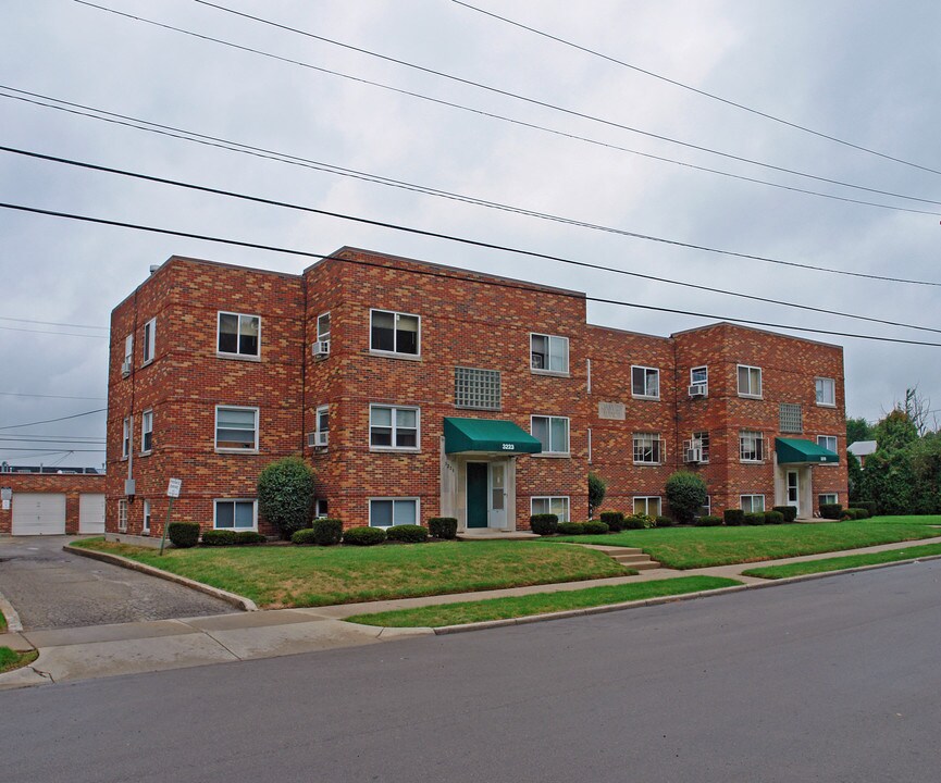 Oakview Manor in Dayton, OH - Building Photo