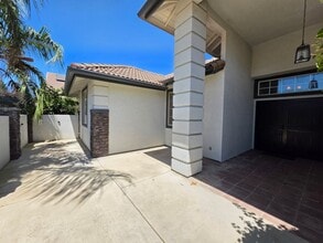 1418 E Laura Ct in Visalia, CA - Building Photo - Building Photo