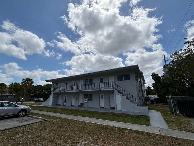 1999 NE 168th St in North Miami Beach, FL - Building Photo - Building Photo