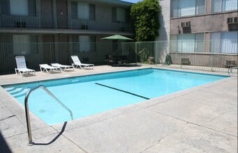 Burbank Oaks Apartments in Sherman Oaks, CA - Foto de edificio - Building Photo