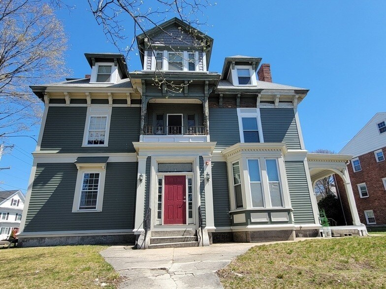 172 Nesmith St, Unit 1 in Lowell, MA - Building Photo