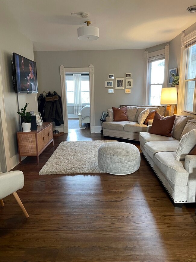 1025 E Hamilton St, Unit Upper in Milwaukee, WI - Building Photo - Building Photo