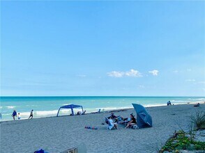 952 Nettles Blvd in Jensen Beach, FL - Foto de edificio - Building Photo