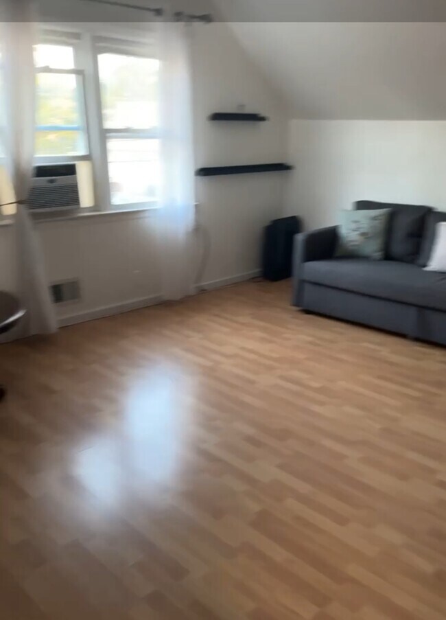 67 Country Village Rd, Unit 67 CV Rd- 2nd Flr in Jersey City, NJ - Building Photo - Building Photo