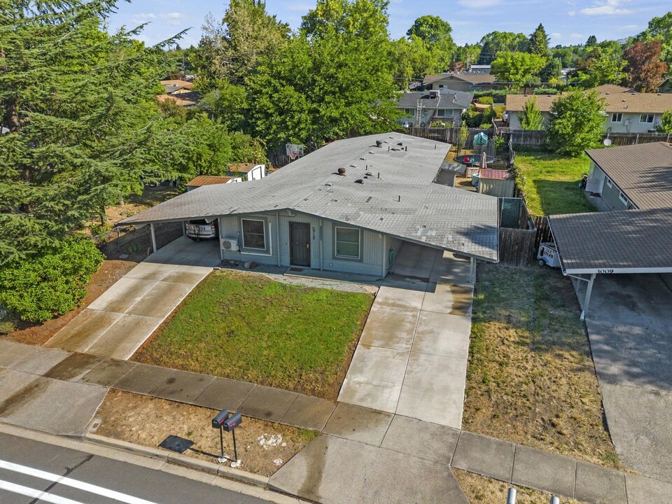 3003-3003 Juanipero Way in Medford, OR - Building Photo