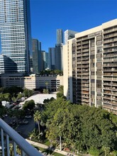 200 SE 15th Rd in Miami, FL - Foto de edificio - Building Photo