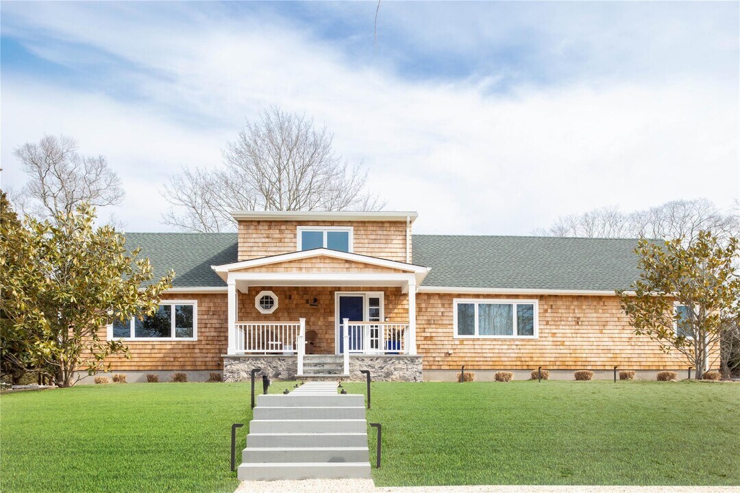 15 N Cartwright Rd in Shelter Island, NY - Building Photo