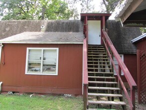 1360 Fish Hatchery Rd in Huntsville, TX - Foto de edificio - Building Photo