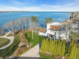 10 Bay View Dr in Hampton Bays, NY - Building Photo