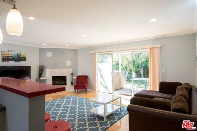 5049 Serrania Ave in Los Angeles, CA - Building Photo - Building Photo