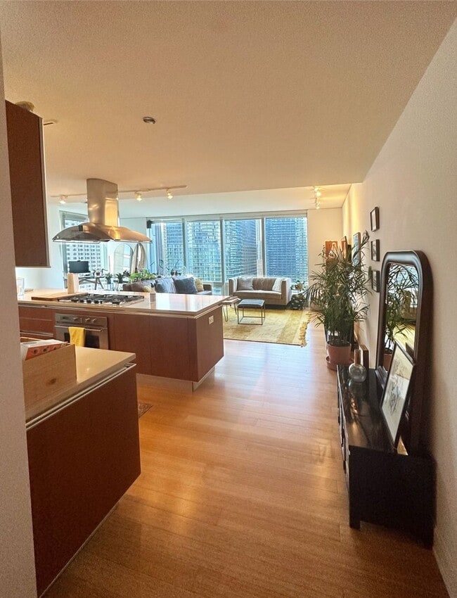 340 E Randolph St in Chicago, IL - Building Photo - Building Photo