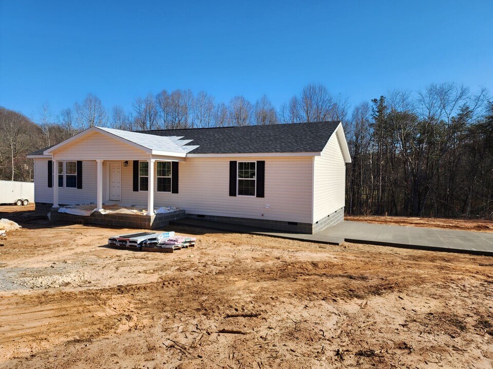 25 Robertson Dr in Taylorsville, NC - Building Photo