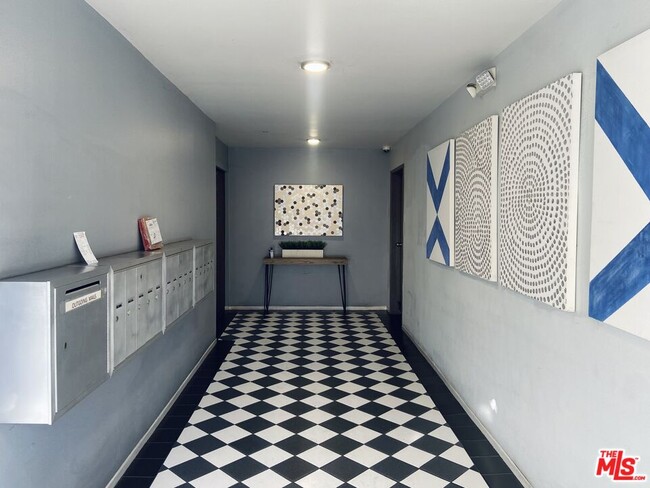 982 S New Hampshire Ave in Los Angeles, CA - Building Photo - Building Photo
