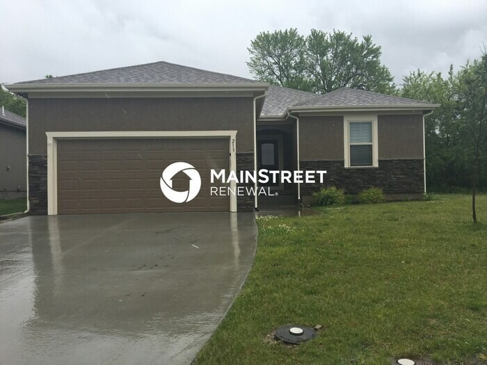 213 NE Kim Ct in Grain Valley, MO - Building Photo