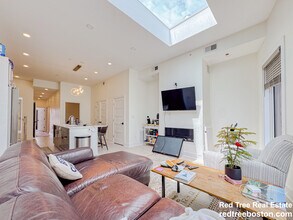 231 Maverick St, Unit PH7 in Boston, MA - Foto de edificio - Building Photo