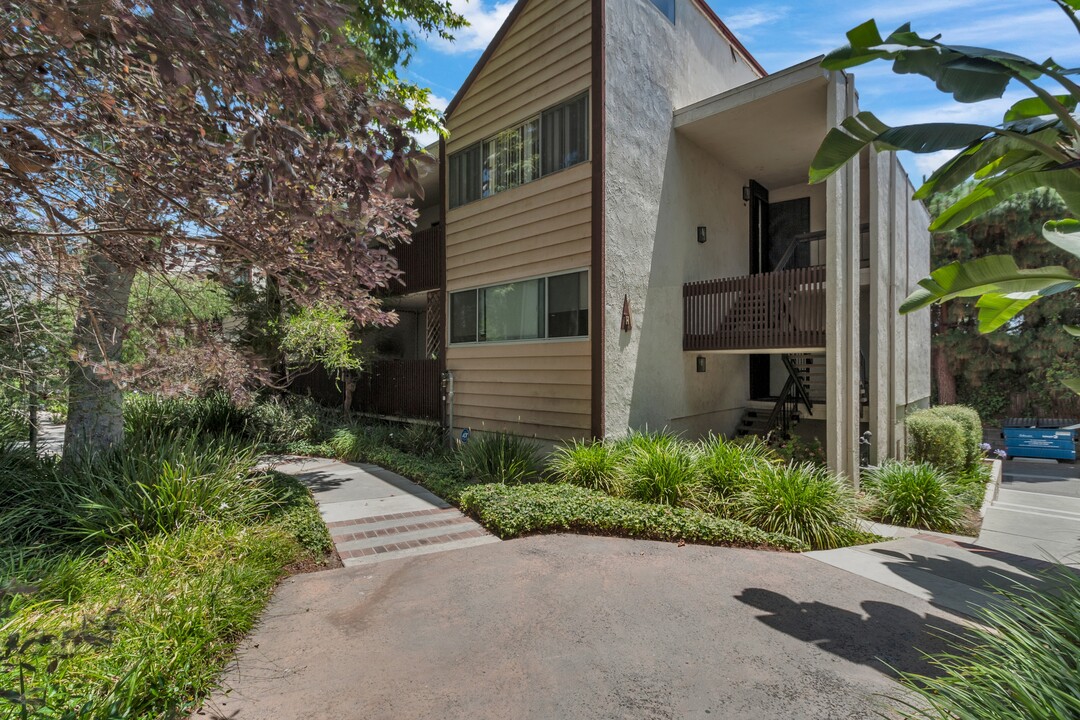 6050 Canterbury Dr in Culver City, CA - Foto de edificio