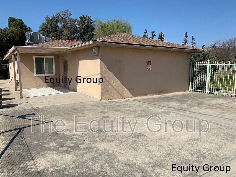 1039 Chinowth St in Visalia, CA - Building Photo