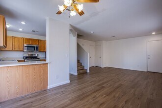 3385 Cheyenne Gardens Way in N Las Vegas, NV - Foto de edificio - Building Photo